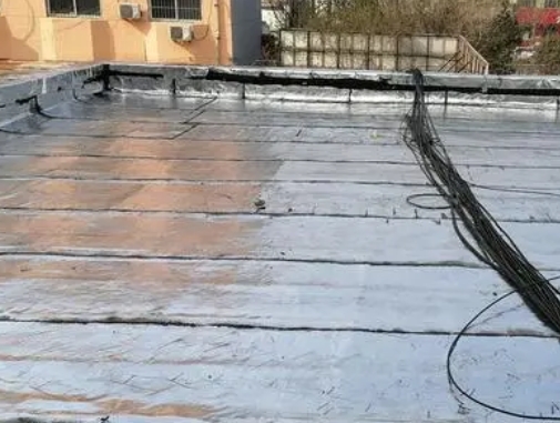 沙依巴克卫生间漏水维修公司分享下沙依巴克屋面楼顶防水刚性防水层施工要点。